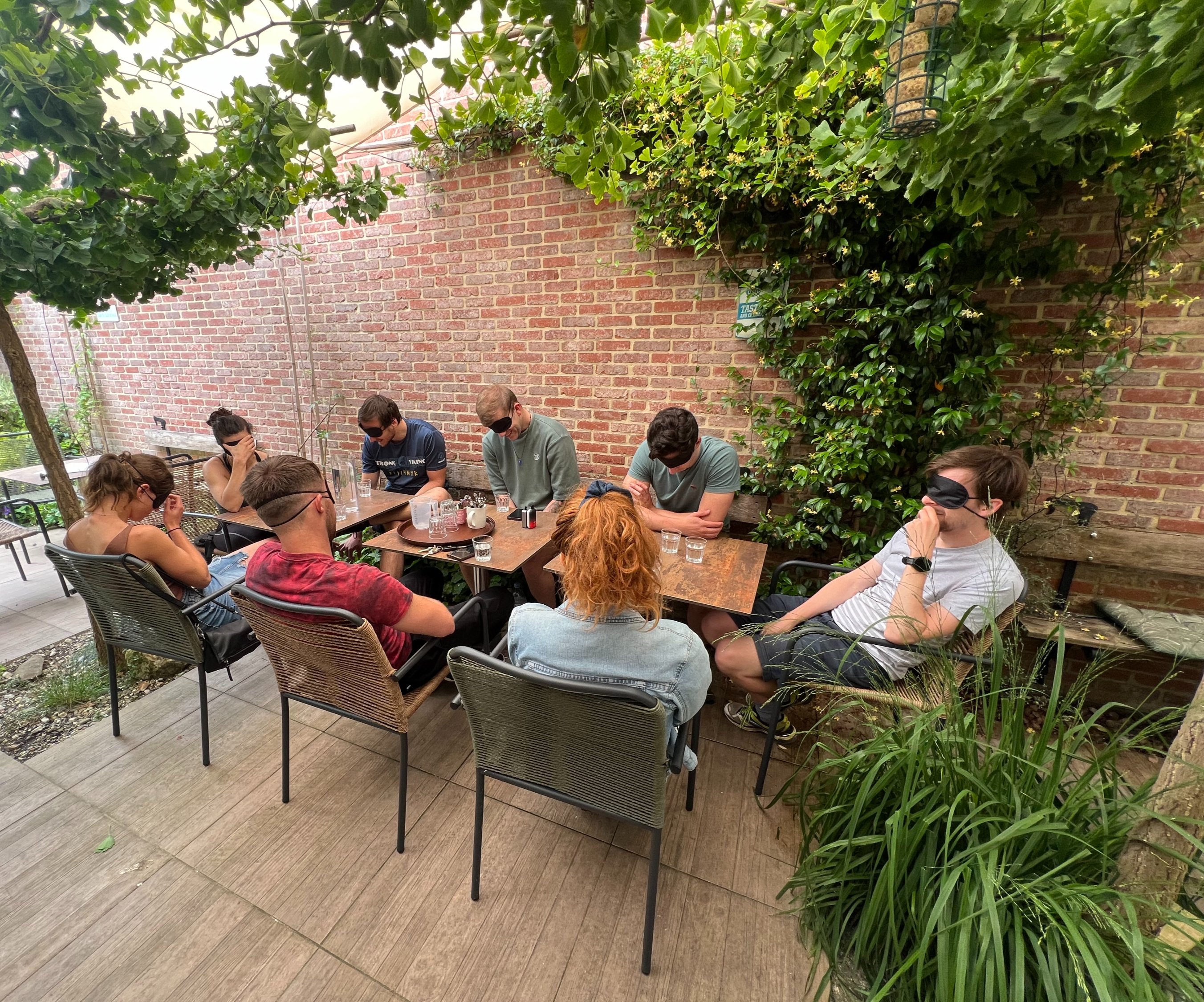 Groep deelnemers met blinddoeken tijdens een proef