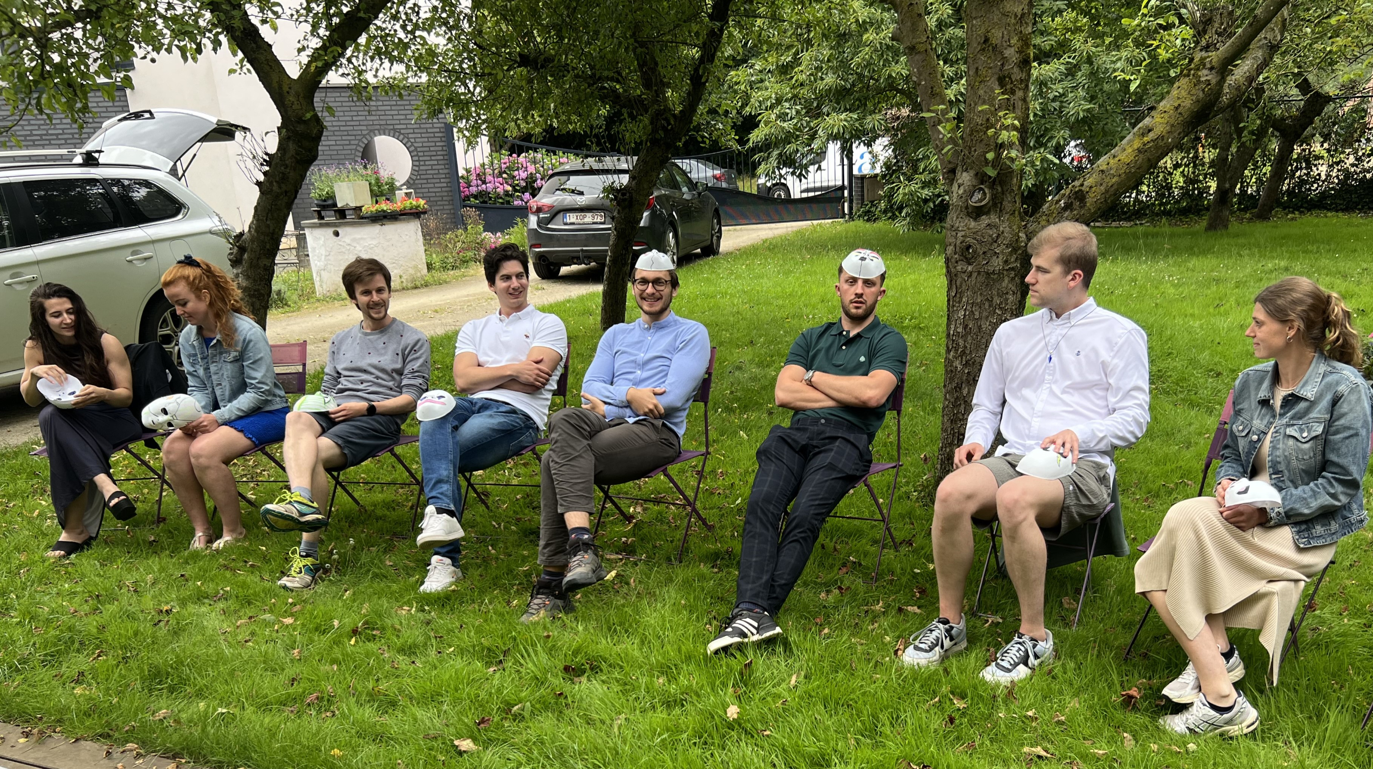 Groep deelnemers ontspant op het gras