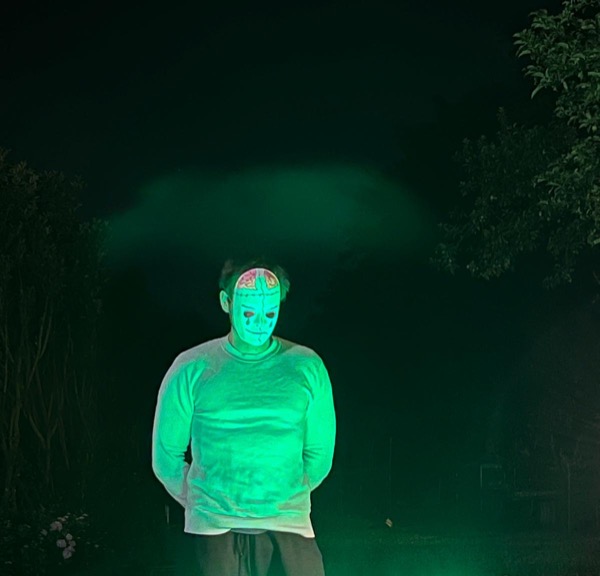 Eliminatiesfeer met mysterieus groen licht en masker