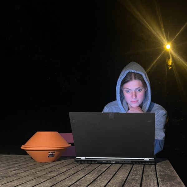 Deelnemer focust intensief op een opdracht in het donker